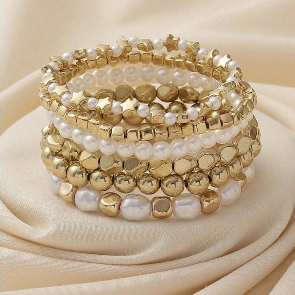 Chic Gold and Pearl Bracelet Collection